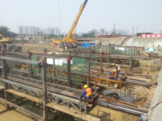 四臺鉆機同時工